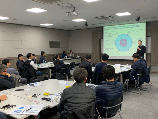 한화케미칼 직원들이 디지털 아카데미 교육을 받고 있다. 한화그룹 계열 화학 3사는 생산 엔지니어를 대상으로 이 교육과정을 시작하고 3년 간 200여명의 빅데이터 전문 인력을 육성하겠다고 4일 밝혔다.  <한화케미칼 제공>